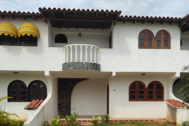 Townhouse. Urbanización La Llovizna.